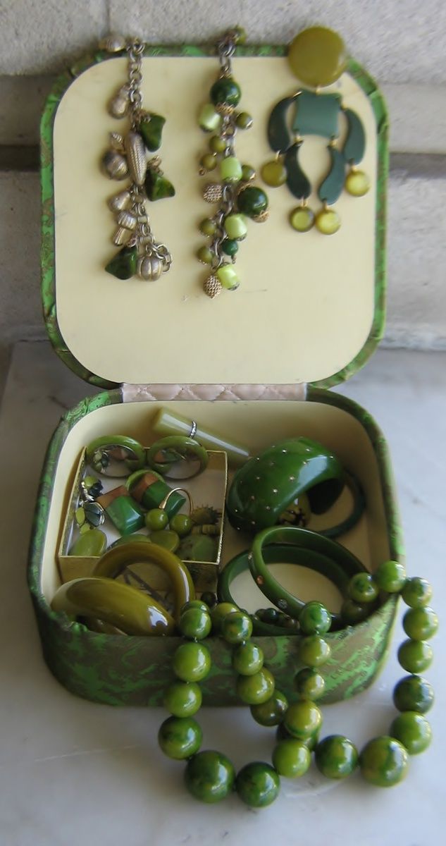 Today I am green without envy! Bakelite Jewelry, Simple Green, Vintage Bakelite, Jewellery Store, Plastic Jewelry, Green Life, Jewelry Online, Green Aesthetic, Vintage Jewellery