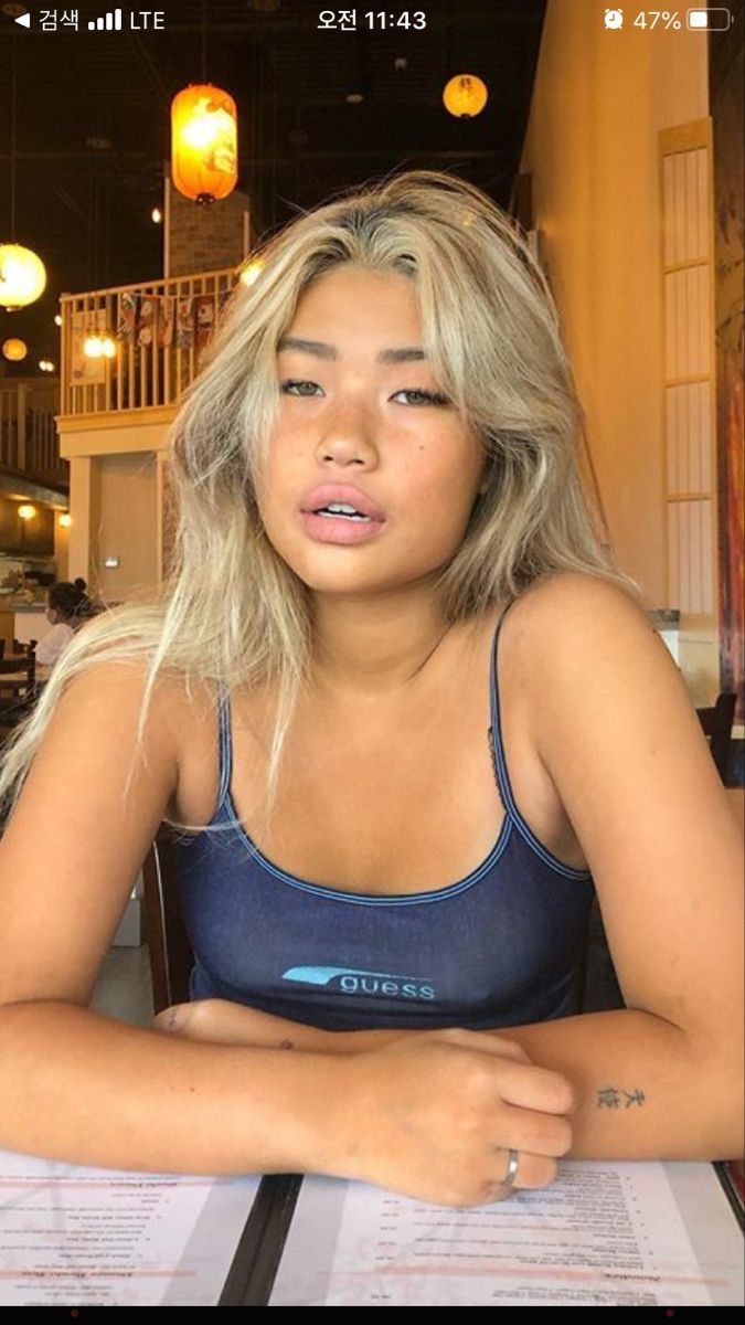 Platinum Blonde Tan Skin, Tan Asian Blonde Hair, Blonde Balayage Tan Skin, Tan Skin With Blonde Hair, Tan With Blonde Hair, Blond Hair Tan Skin, Blonde Tan Skin, Blonde Hair For Dark Skin Tone, Blonde Hair On Asian Women