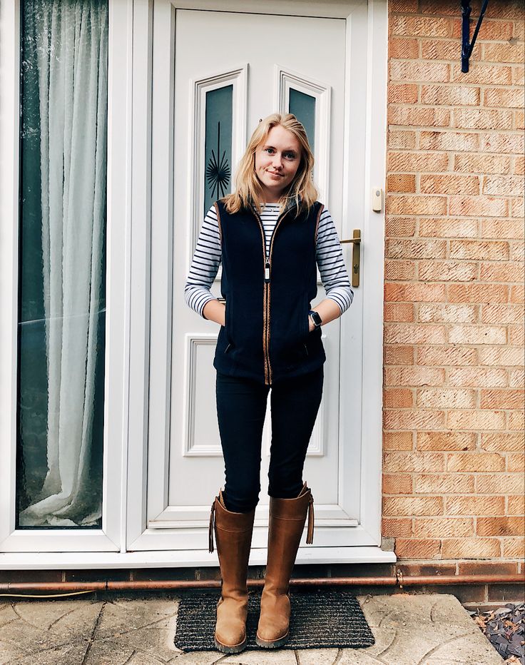 Joules Outfit Ideas, Agri Outfits Women, English Country Fashion Summer, English Country Summer Outfits, Farm Wife Outfit, Fairfax And Favor Boots Outfit, Female Farmer Outfit, Agriculture Outfits, Schoffel Woman Outfit