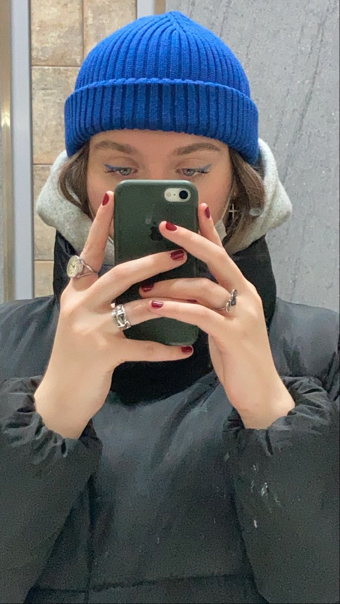 Bright Blue Beanie Outfit, Small Beanie Outfit, Short Beanie Outfit, Fisherman Beanie Outfit, Bennies Hats Outfits, Fisherman Beanie Women, Blue Beanie Outfit, Beanies Aesthetic, Beanie Outfit Aesthetic