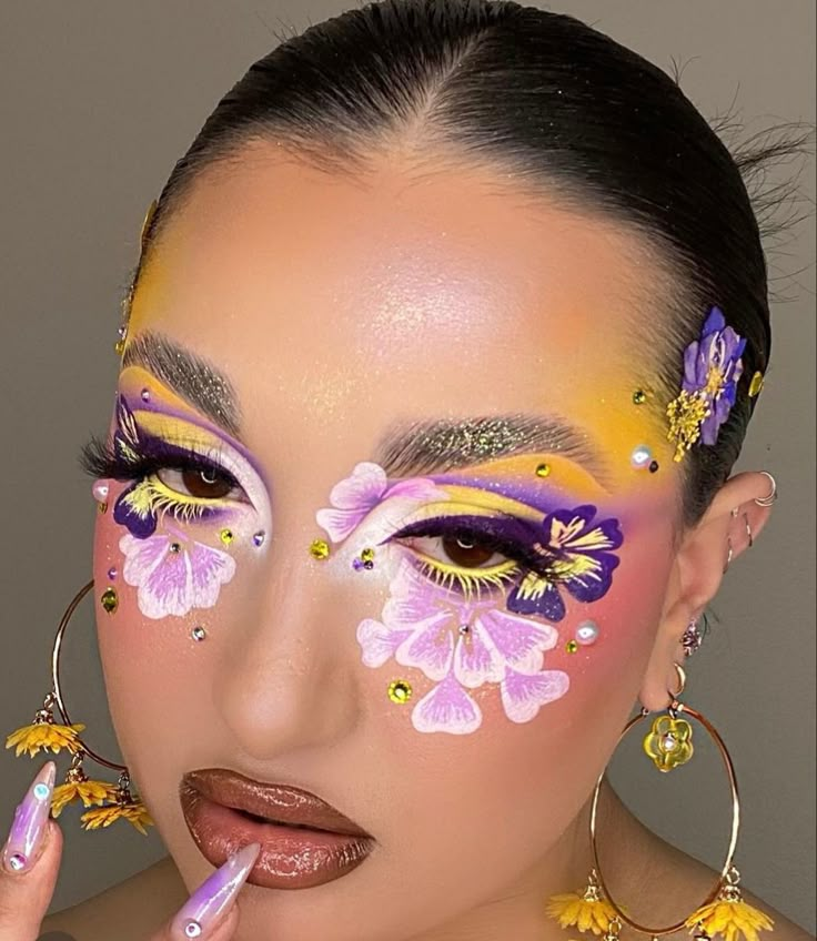 Funky Makeup, Floral Makeup, Flower Makeup, Cute Eye Makeup, Bright Makeup, Face Art Makeup, Graphic Makeup, Makeup For Black Skin, Smink Inspiration