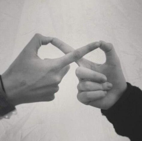 two hands making a heart shape with the words que seja enquanto dure