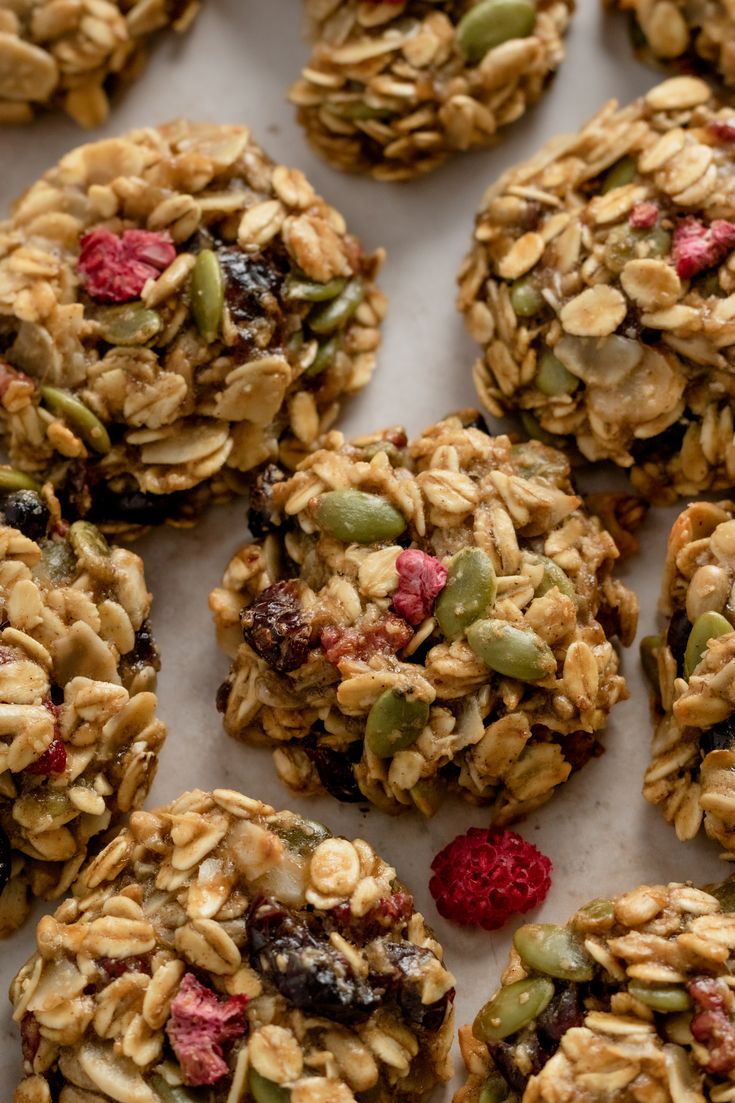 Healthy Breakfast Cookies Crispy Oats, Granola Cookies, Smooth Peanut Butter, Healthy Oatmeal Cookies, Breakfast Cookies Healthy, Healthy Cookie Recipes, Desserts Vegan, Oat Cookies, Healthy Oatmeal