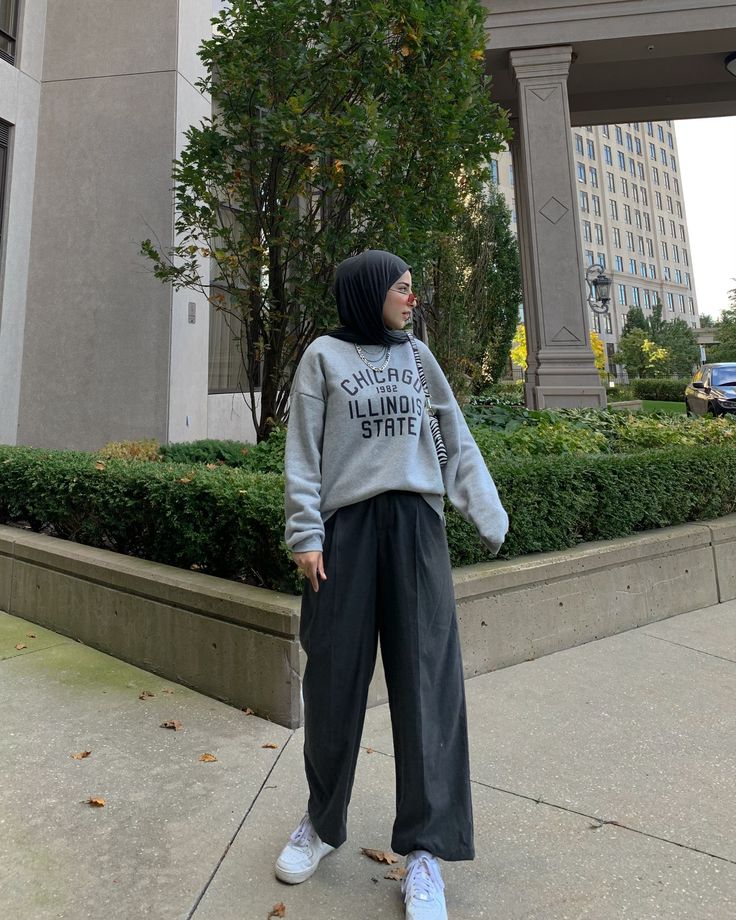 Sweatshirt Outfit Ideas Hijab, Grey Ootd Hijab, Grey Sweatshirt Outfit Aesthetic, Gray Hijab Outfit, Grey Outfit Korean, Grey Outfit Hijab, Sweatshirt Outfit Hijab, Grey Hijab Outfit, Hijab Aesthetic Outfit