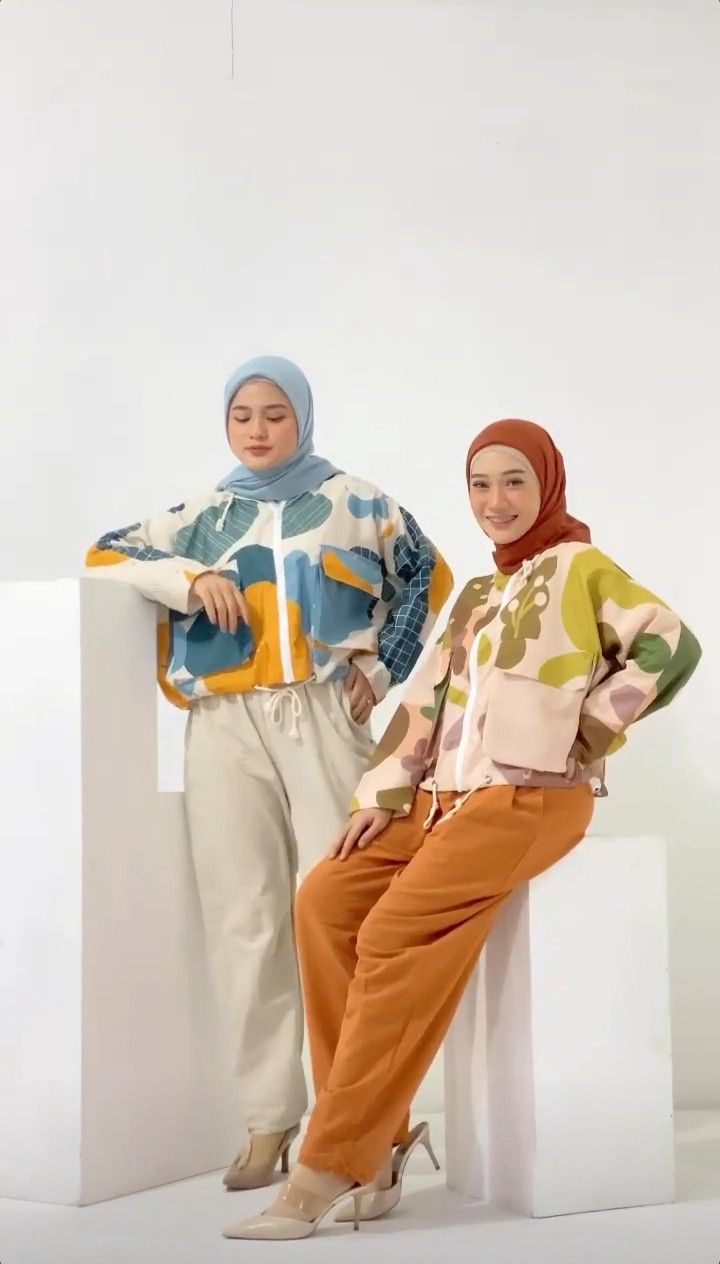 Ramadhan Photoshoot, Hijabi Casual Outfits, One Set Outfit, Group Photo Poses, Group Picture Poses, Sisters Photoshoot Poses, Sisters Photoshoot, Hijab Trends, Photoshoot Studio