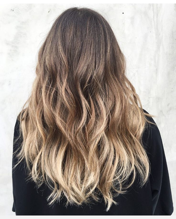 Expert tips and tricks to get back to your natural shade — without looking crazy. Grow Out Hair, Grown Out Blonde Hair, Balayage Hair Blonde Long, Balayage Hair Tutorial, Balayage Hair Caramel, Blonde Natural Hair, Growing Out Hair, Hair Color Caramel, Guy Tang