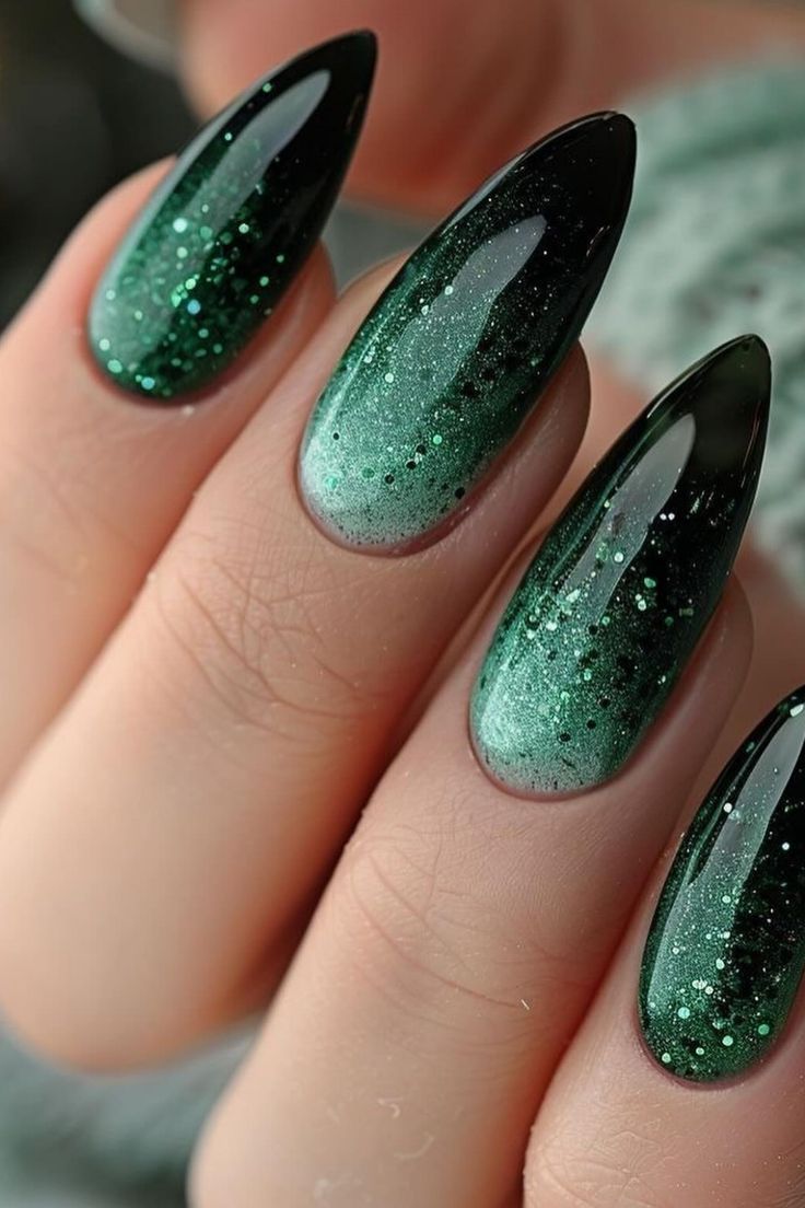 Black Ombre Nails Glitter, Black And Green Ombre Nails, Green And Black Nail Ideas, Nail Art Degrade, Black And Green Nail Ideas, Acotar Inspired Nails, Slytherin Nail Ideas, Fantasy Nails Designs, Black And Green Nails Designs