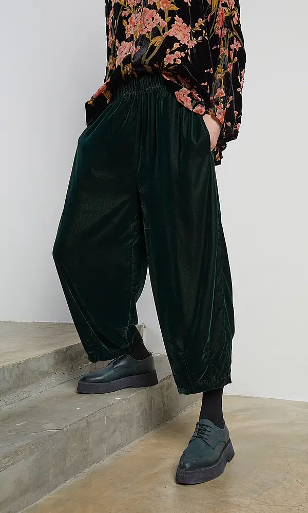 Green Velvet Pants Outfits, Velvet Trousers Outfit, Velvet Pants Outfit, Green Velvet Pants, Fashion Trousers, Trousers Outfit, Trouser Outfit, Classic Skirts, Velvet Trousers