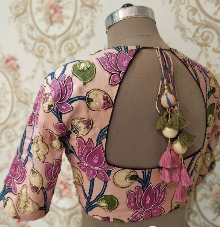 pink floral blouse back design Work On Kalamkari Blouses, Kalamkari Blouse Designs With Boat Neck, Banaras Blouse Patterns, Kalamkari Blouse Patterns, Kalamkari Work Blouse Designs, Kalamkari Saree Blouses, Kalamkari Maggam Work Blouses, Blouse Stiching Design, Banaras Blouse Designs