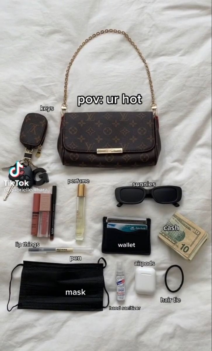 Everyday Bag Essentials, What's In My Purse, Backpack Essentials, School Bag Essentials, Sac Diy, Inside My Bag, Purse Essentials, Handbag Essentials, Girls Tote