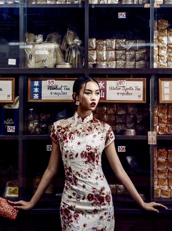 Cheongsam Photoshoot, Dynasty Clothing, Chinese Style Dress, Fashion Model Poses, Portrait Fashion, Fashion Photography Inspiration, East Asian, Fashion Advertising, Chinese Dress