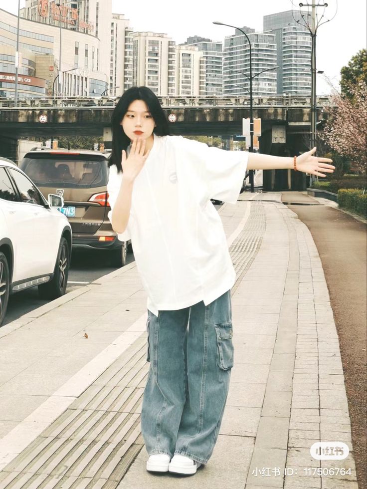 Korean Streetwear Fashion Women Summer, Korean Baggy Outfits, Baggy Clothes Outfit Aesthetic, Baggy Korean Fashion, Tomboy Outfit Ideas, Baggy Outfit Ideas, Oversize Outfit, Simple Style Outfits, Celebrity Casual Outfits