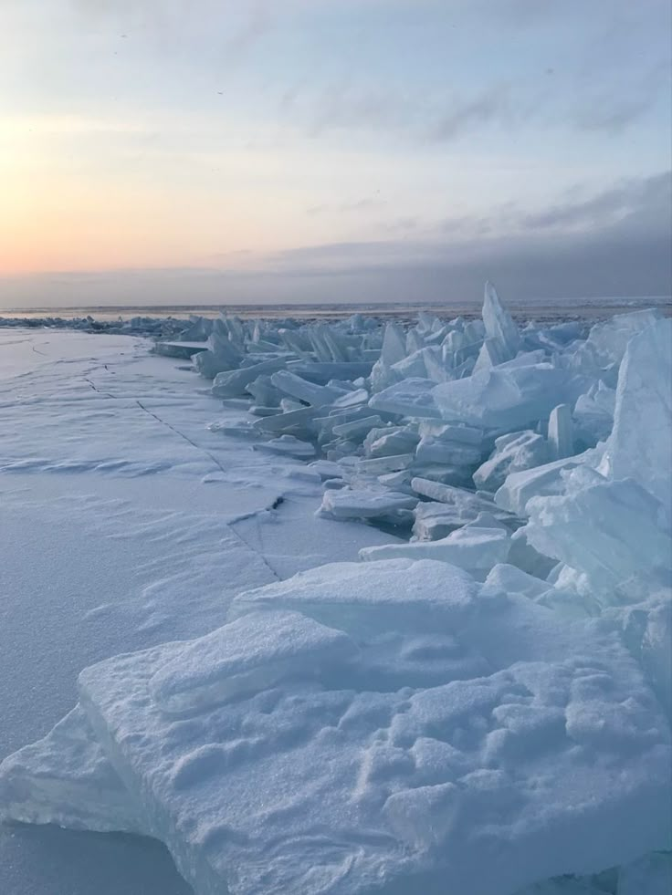 there are many pieces of ice on the water