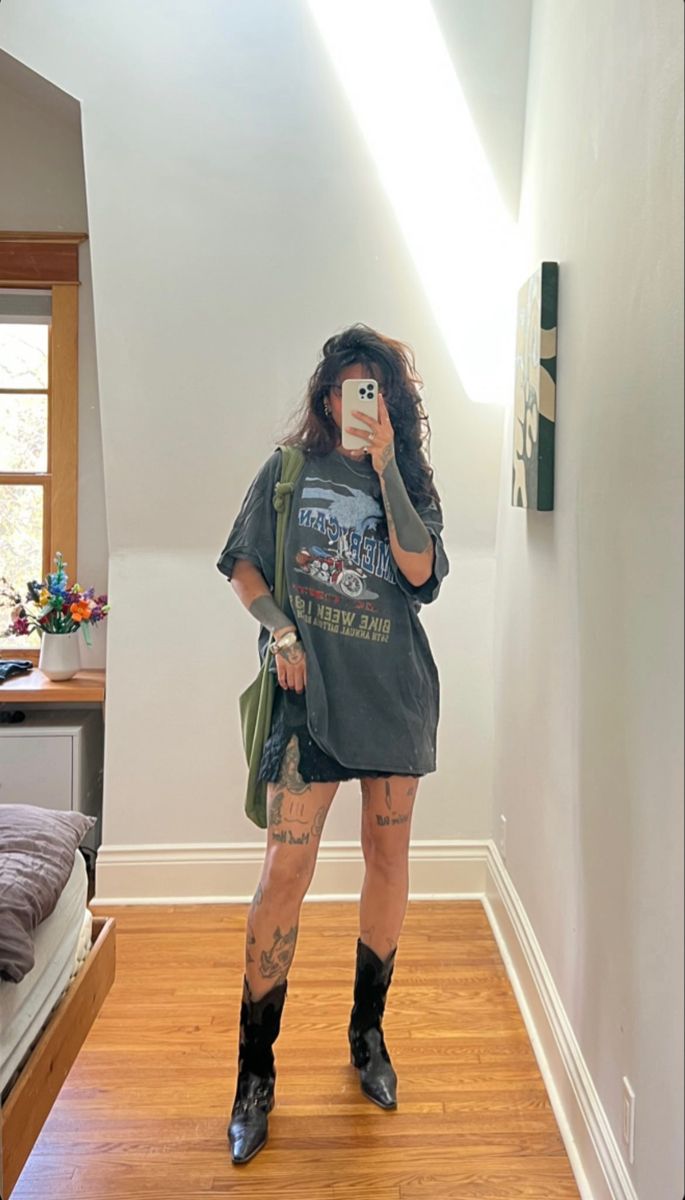 Edgy Indie Outfits, Skirt And Cowboy Boots Outfit, Edgy Outfits Summer, Indie Concert Outfit, Indie Summer Outfits, Black Cowboy Boots Outfit, Cowboy Boot Outfits, Cowgirl Boots Outfit, Outfit Grunge