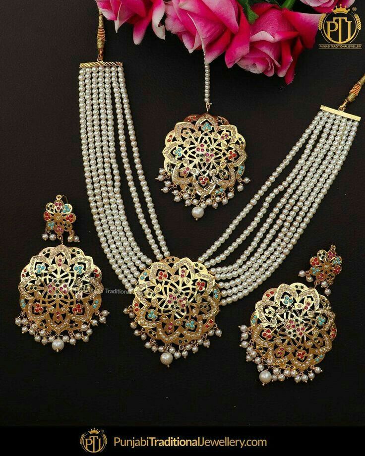 Navratan Jewellery, Jadau Necklace Set, Jewellery Simple, Punjabi Traditional Jewellery, Jadau Necklace, Jadau Jewellery, Indian Bridal Jewelry Sets, Antique Jewellery Designs, Pearl Necklace Designs