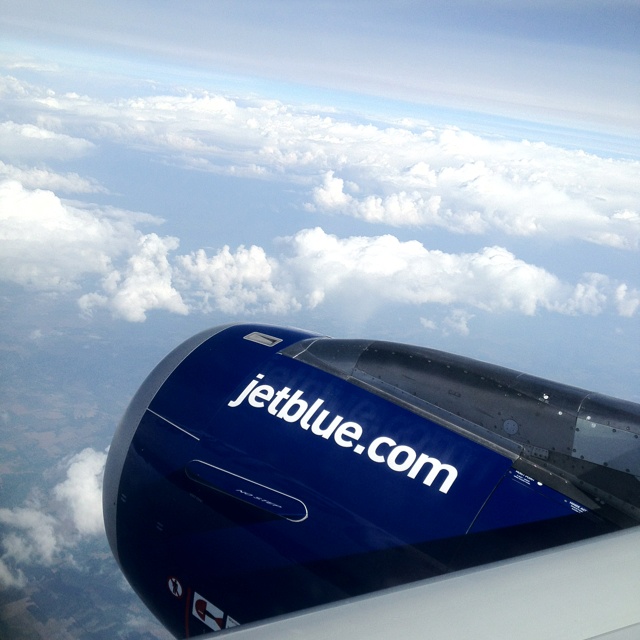 an airplane wing with the word jetblue com on it