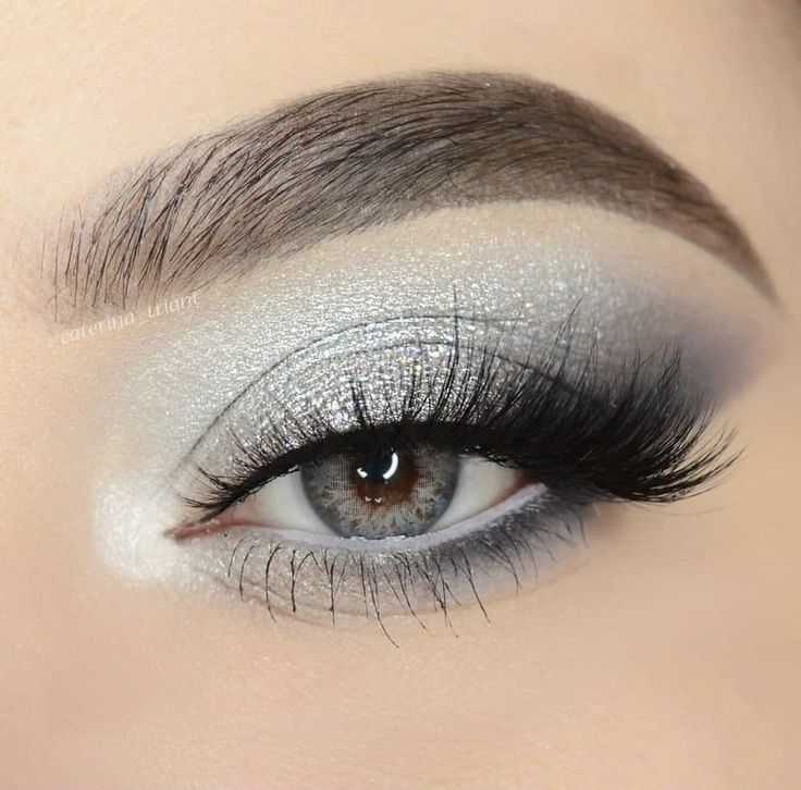 Black And Silver Eye Makeup, 2000 Makeup, Anna Makeup, Witchy Makeup, Grey Eye Makeup, Silver Eye Makeup, Vampire Bride, Soft Eye Makeup, Grey Makeup