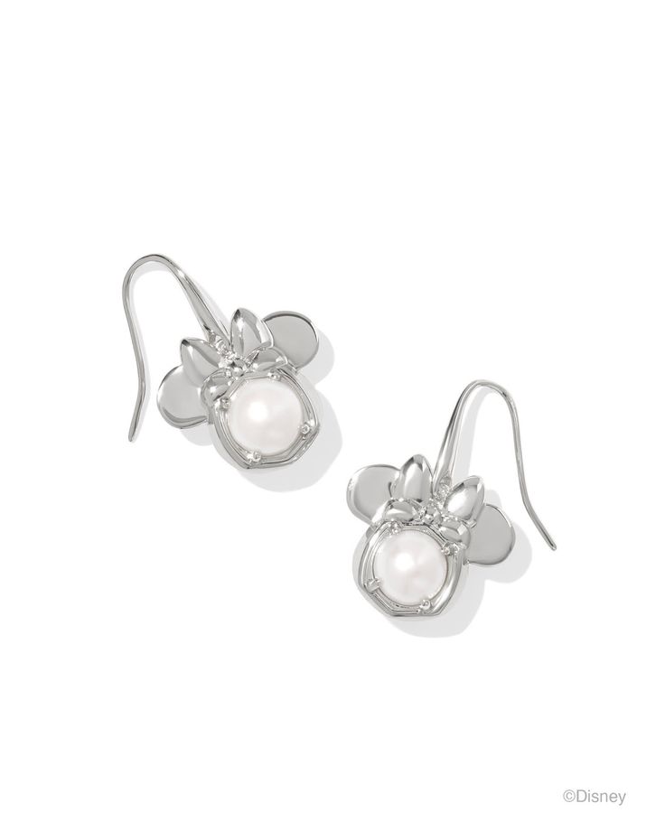 Stylish, bold, and fun, just like Disney’s Minnie Mouse herself, meet the Disney | Kendra Scott Silver Minnie Mouse Drop Earrings in Freshwater Cultured Pearl. Featuring shimmering stones in the Kendra Scott signature Davie shape, these dainty earrings are topped with her quintessential bow for an extra touch of shine. Paired with fancy fits or everyday looks, this adorable accessory is too precious to miss. Metal Rhodium Over Brass Material Freshwater Cultured Pearl Closure Earwire Size 1.23"Lx Kendra Scott Silver, Short Pendant Necklace, Fancy Fits, Bar Jewelry, Antique Wedding Rings, Disney Jewelry, Initial Jewelry, Engraved Jewelry, Freshwater Cultured Pearls