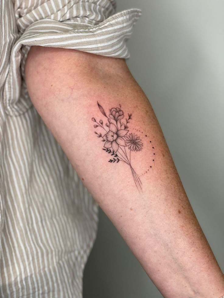 Inspiration for your tattoo/minimalistic tattoo Flower Bouquet Tattoo Inner Arm, Fine Line Bee And Flower Tattoo, Birth Flower Tattoos Family, Floral Tattoo Design Minimalist, Daffodil And Aster Tattoo, Dainty Floral Forearm Tattoo Women, Tato Mom, Forearm Tattoo Women Flowers, Fine Line Wildflower Tattoo