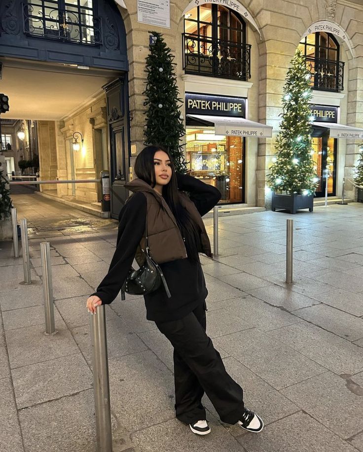 Downtown Toronto Aesthetic, Outfits Mirror Selfie, Toronto Aesthetic, Dunk Panda, Mirror Selfie Outfit, Modest Streetwear, Toronto Downtown, Cargo Outfit, Winter Fashion Outfits Casual