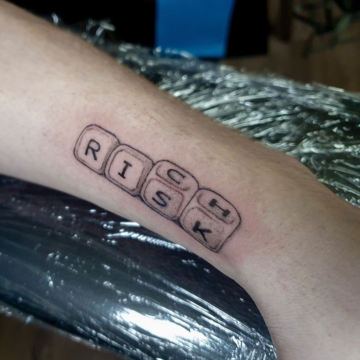 a person with a tattoo on their leg that says risk