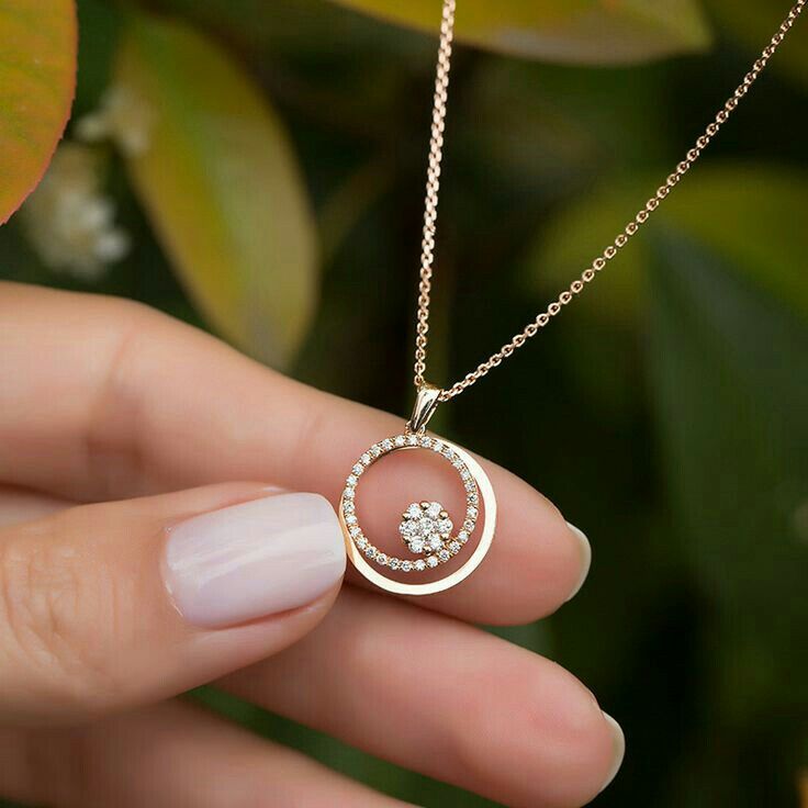 Pretty Gold Necklaces, Fashion Jewelry Necklaces Gold, Jewelry Necklace Simple, Jewelry Product Shots, Locket Design, Neck Pieces Jewelry, Gold Jewels Design, Diamond Pendants Designs, Fancy Jewelry Necklace