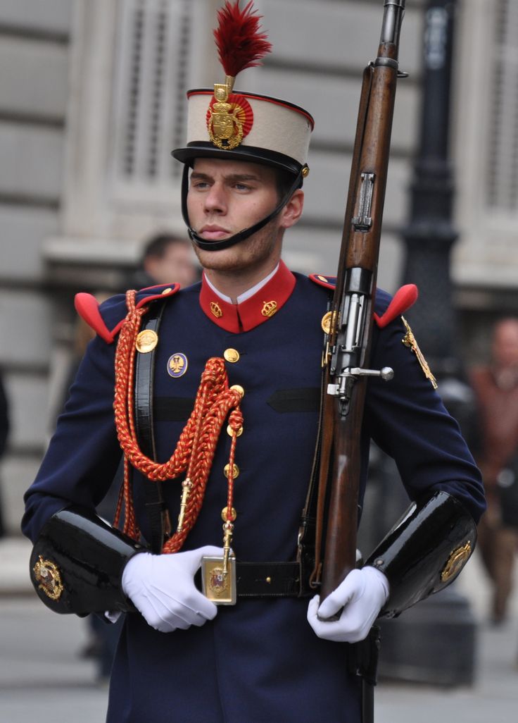 Guard Uniform, Man In Uniform, Spanish Men, Men's Uniforms, Honor Guard, Royal Guard, Police Women, Army Men, Military Army