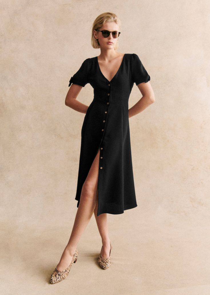 Short-sleeved midi dress;Bow on the cuff;V-shaped neckline;Button placket fastening;Length from neckline 113.5 cm (for a size EU36/UK8) Midi Button Dress, Fall Short Sleeve Dress, Black Tea Dress, Relaxed Elegant Style, Parisian Style Wardrobe, Short Women Style, Buisness Casual Dress, Bear Moodboard, Parisian Style Dress