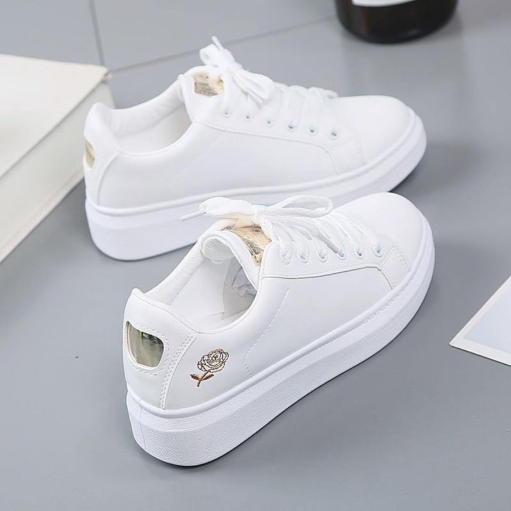 Sepatu Platform, Women Shoes Fashion, White Casual Shoes, Women Casual Shoes, Fashion Bottoms, Girly Shoes, White Shoes Women, Women Sneakers, Spring Women