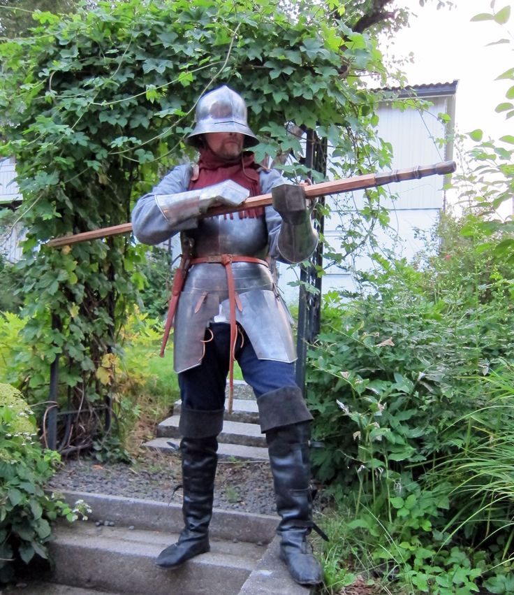 How to shoot a Danziger handgonne - underarm.. Swiss Mercenaries, 15th Century Armor, Avatar Dr, Century Armor, Medieval Europe, Historical Armor, Ancient Warfare, Wars Of The Roses, Historical Reenactment