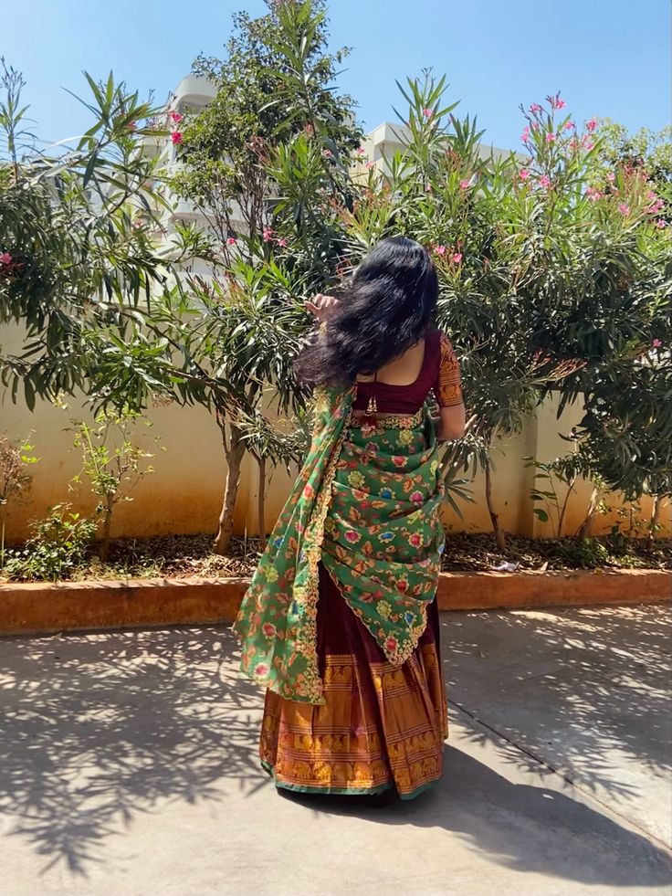 Saree Day In College, Aesthetic Solo Pics, Half Saree Poses, Saree Day, Henna For Beginners, Traditional Kurti, Traditional Kurta, Indian Eyes, Desi Aesthetics