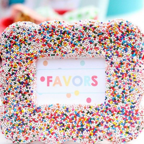 there is a frame made out of sprinkles with the words favors on it