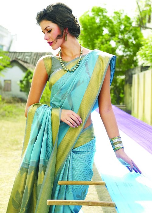 Blue and light green silk saree Hp Outfit, Lime Green Saree, Nalli Sarees, Saree Blue, Blouse Indian, Modern Saree, India Photography, Indian Saree Blouse, Lehenga Choli Online