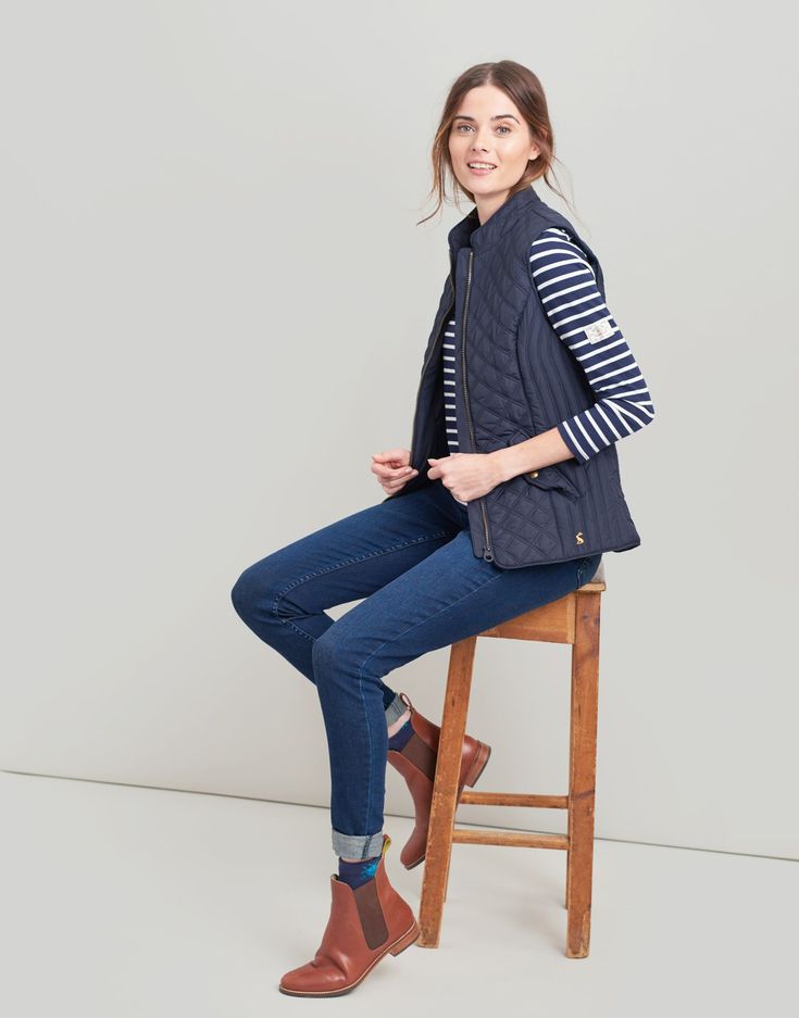 Gilet Outfit Women, Brown Chelsea Boots Outfit, Chelsea Boot Outfits Women, Quilted Vest Outfit, Gilet Outfit, Chelsea Boots Outfit, Joules Clothing, Pijamas Women, Outfit Women