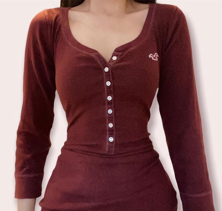 Hollister Henley Top Outfit, Henley Tops Aesthetic, Desired Body, Cute Fit, Henley Top, Cozy Outfit, Really Cute Outfits, 2000s Fashion, Girly Outfits