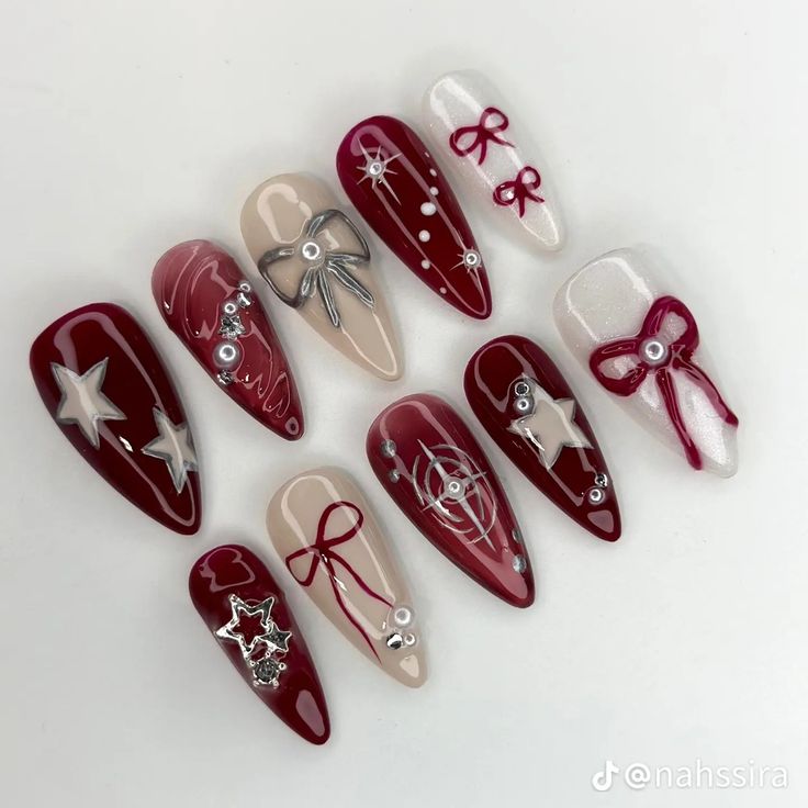 Design Press On Nails, Cute Xmas Nail Designs, Xmas Nails Aesthetic, Trendy Nail Art 2024, Red Theme Nails, Cute Xmas Outfits, Alt Christmas Nails, Lovecore Nails, Dark Coquette Nails