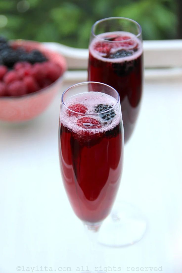 Kir Royal cocktail made with champagne and cassis liqueur Light Cocktail Recipes, Cocktail Prosecco, Pomegranate Mimosa, Glace Fruit, Cocktail Original, Royal Recipe, Cocktail Champagne, Wine Cocktail Recipes, Light Cocktails