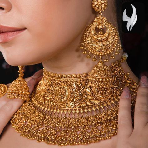 South Indian Wedding Jewelry, Temple Necklace, Unique Gold Jewelry Designs, Indian Choker, Indian Choker Necklace, Bridal Necklace Designs, Gold Jewels Design, Neck Pieces Jewelry, Antique Necklaces Design