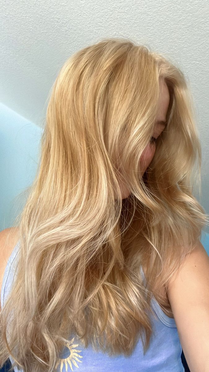 Long Golden Blonde Hair With Layers, Golden Blonde Beach Hair, Golden Sandy Blonde Hair, Strawberry Blonde With Blue Eyes, Strawberry Blonde With White Highlights, Golden Hour Blonde Hair, Light Ginger And Blonde Hair, Light Natural Blonde Hair Color, Blonde For Warm Undertones