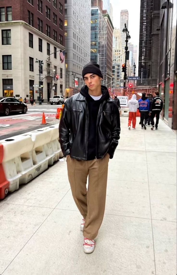 Mens Street Style Poses, Mens Fall Leather Jacket, Nyc Guys Aesthetic, Mens East Coast Fashion, Ny Winter Outfits Men, Nyc Mens Street Style Winter, Nyc Aesthetic Fashion Men, Nyc Winter Fashion Men, Guys Outfits Winter