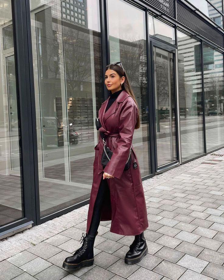 Burgundy Coat Outfit, Red Trench Coat Outfit, Leather Coat Outfit, Burgundy Trench Coat, Fall Chic Outfits, Trench Outfit, Red Leather Coat, Coat For Fall, Winter Mode Outfits