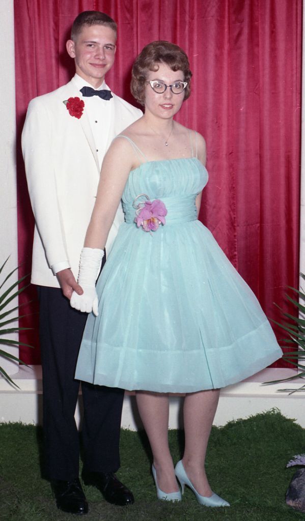 Authentic Outfits, 60s Prom Dress, 70s Dance, Pictures Of Couples, 60s Prom, 1960s Prom, Retro Prom, 50s Prom, Prom Costume