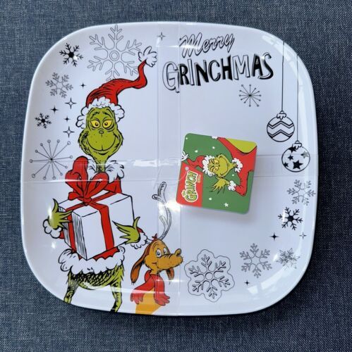 a christmas plate with an image of the grinch holding a gift box on it