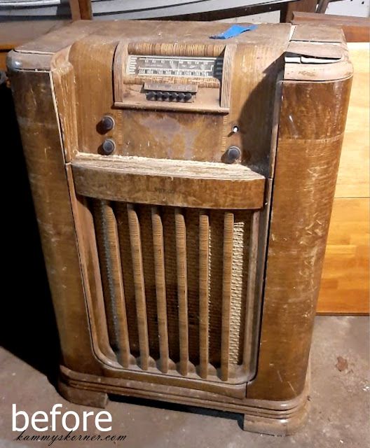 an old radio sitting on top of a wooden table