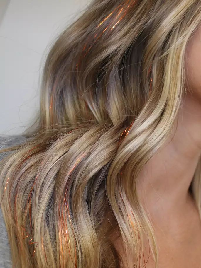 Blonde Hair Pink Tinsel, Gold Hair Tinsel, 2023 Bucketlist, Euphoria Birthday, 2022 Hairstyles, Maiden Hair, Hair Glitter, 2023 Hair, Hair Tinsel