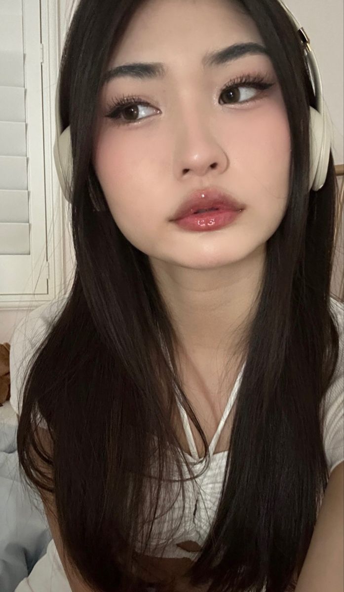 julia ma makeup cute aesthetic inspo Julia Ma, Korean Makeup Trends, Angel Makeup, Makeup Cute, Soft Makeup Looks, Ethereal Makeup, Cute Makeup Looks, Kiss Makeup, Cute Aesthetic