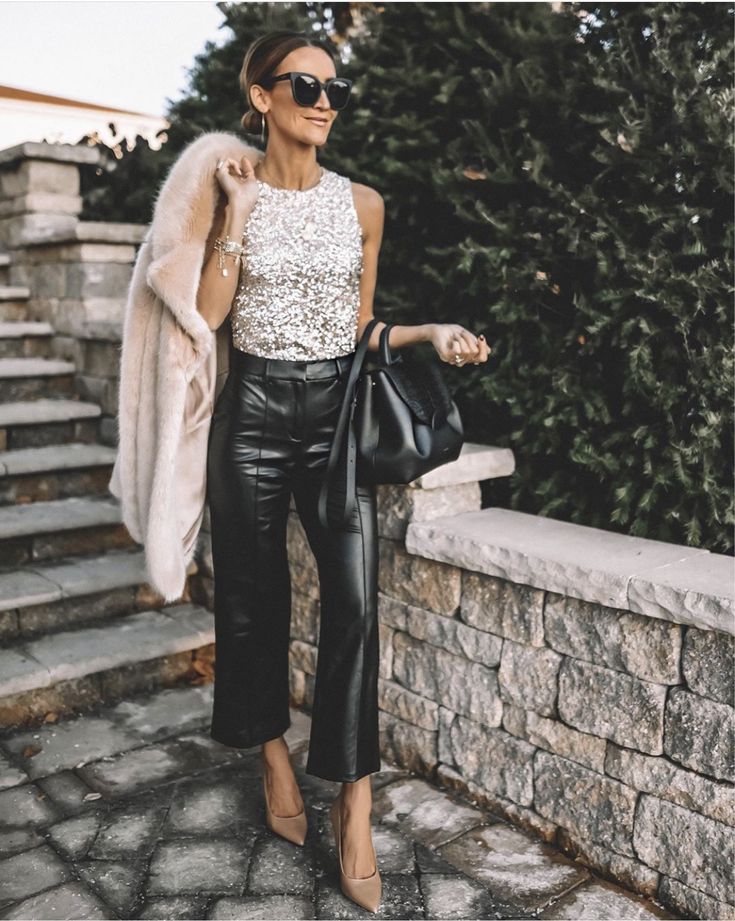 Sequins Top Outfit, Lederhosen Outfit, Stile Casual Chic, Look Legging, Leather Pants Outfit, Sequin Tank Top, Looks Party, Black Leather Pants, Fashion Blogger Style