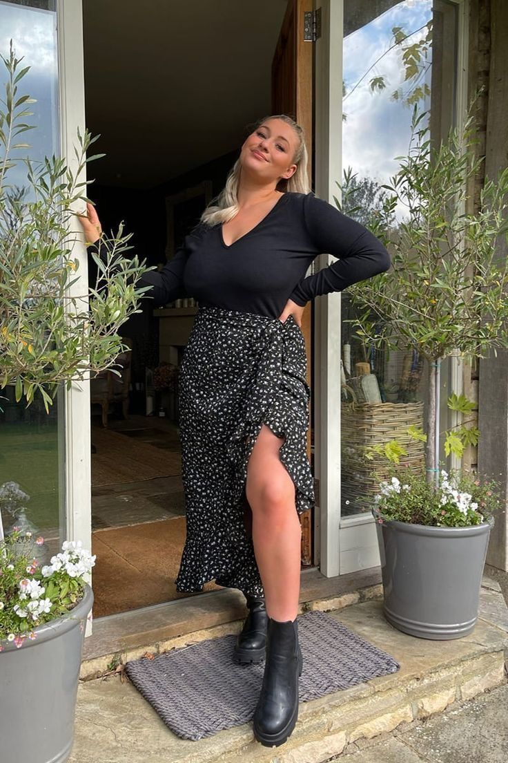 Day Drinking Outfit Plus Size, Midsize Fashion Fall Skirts, Boho Mum Outfits, Springs Outfit 2023, Plus Size Pub Outfit, Midi Size Fashion, Plus Size Sixth Form Outfits, Wrap Dress Midsize, Curve Spring Outfits