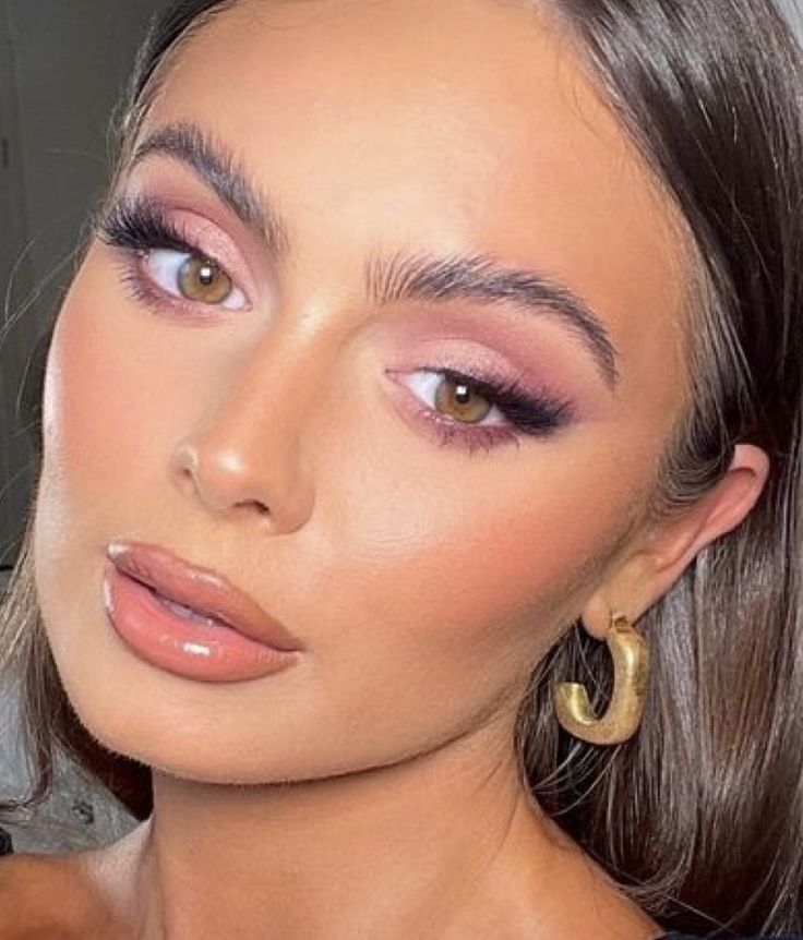 Pink And Brown Bridal Makeup, Pink Soft Glam Bridal Makeup, Bridesmaid Makeup Eyeshadow, Matte Pink Makeup Looks, Nails For Mauve Dress, Mauve Pink Makeup, Pink Glowy Makeup Looks, Natural Makeup For Pink Dress, Smoky Mauve Eye Makeup