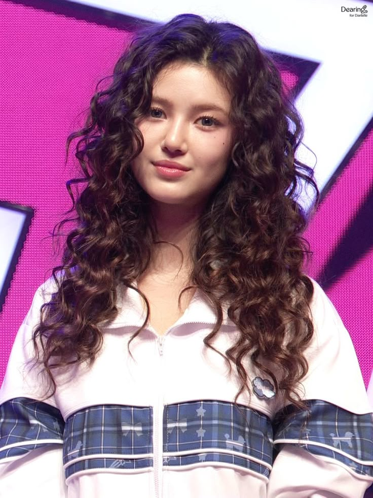 Korean Haircut For Short Hair, New Jeans Danielle Hair, Danielle New Jeans Curly Hair, Danielle New Jeans Hair, Men Curly Hairstyles Short, Kpop Curly Hair, Korean Idol Hairstyle, Hairstyles Men Curly Hair, Korean Curly Hairstyle